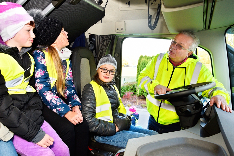 Kristīnei Čubai (otrā no labās) un citiem Iecavas skolēniem kravas auto izrādīja Boriss Baibara, «Volvo» šoferu mācību instruktors.
Autors: Ivars Bogdanovs
