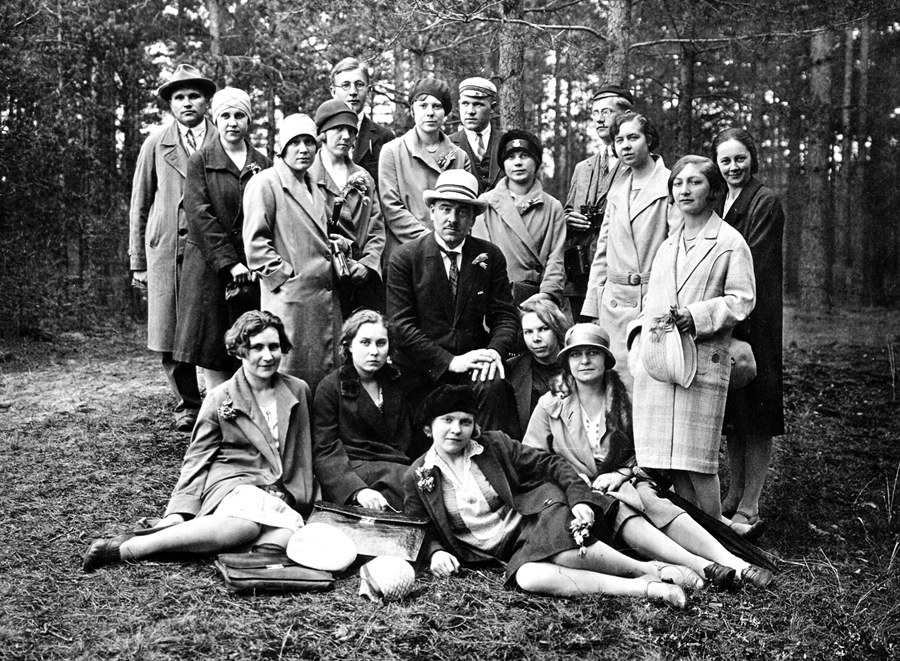 Biķernieku mežā – Ģederts Ramans (centrā) kopā ar studentiem ekskursijā, 1929. gads.