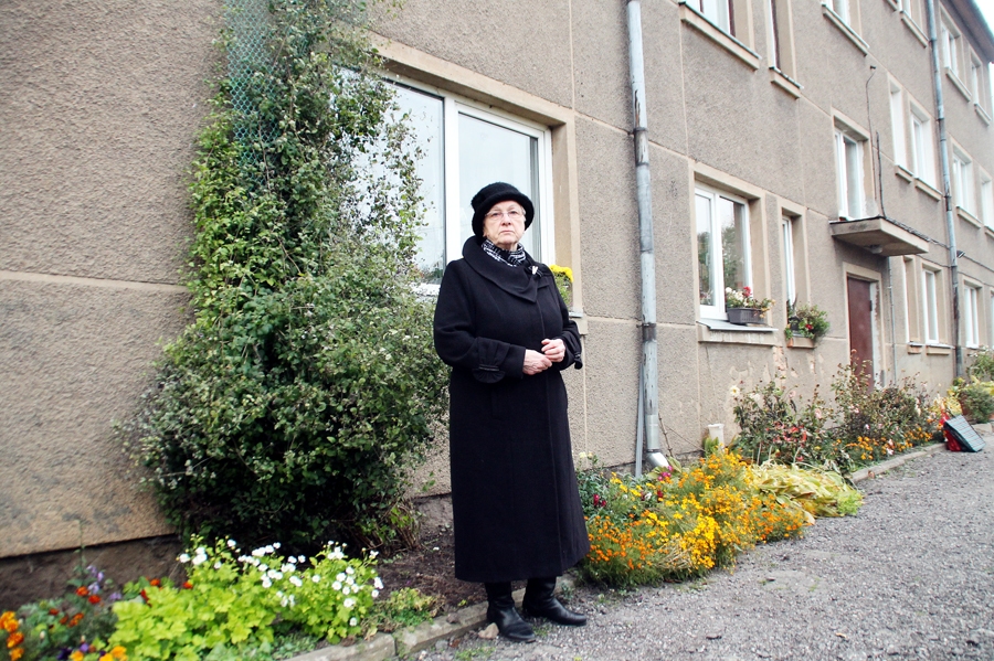 Ināra Hoņina pie mājas Skolas ielā 15. Šīs ēkas iedzīvotājiem bijušas pretenzijas pret namu apsaimniekotāja darbu kvalitāti.
Autors: Uldis Varnevičs