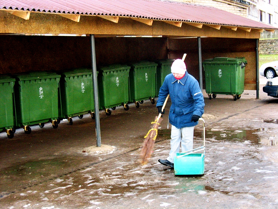 Iecavā atkritumu konteineri novietoti zem nojumēm, lai savākto daudzumu smagāku nepadarītu nokrišņi.
Autors: no «Bauskas Dzīves» arhīva