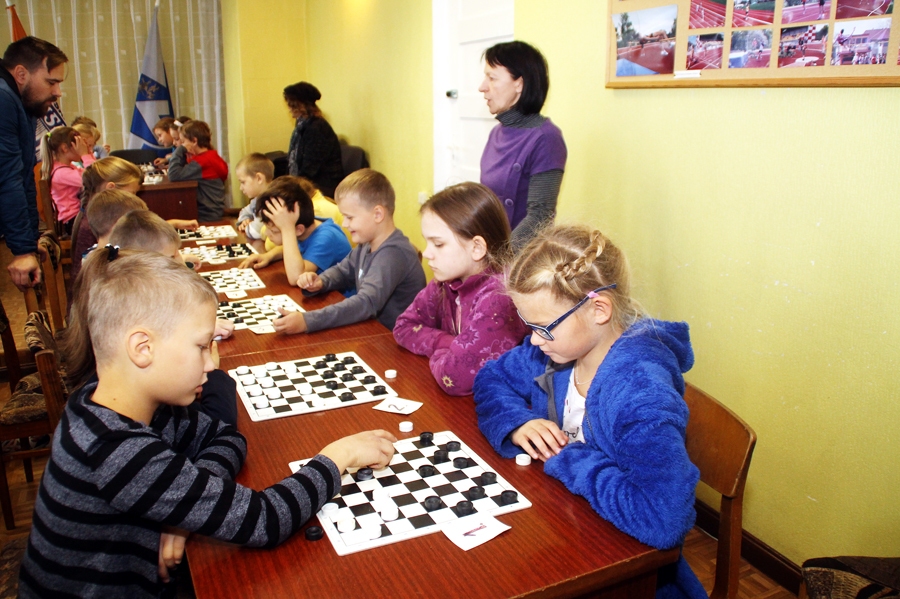 Turnīrā «Mēneša zvaigzne» pie pirmā galdiņa tiekas Elza Zandere (no labās) un Kārlis Tijons.
Autors: Uldis Varnevičs