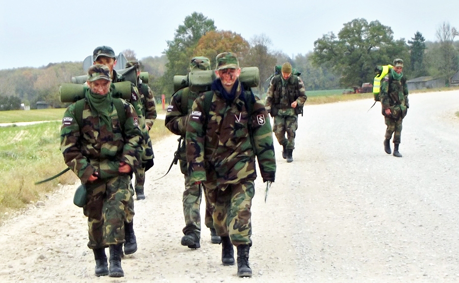 Bauskas 508. jaunsargu vienības desmit dalībnieki sestdien devās pārgājienā uz  Ceraukstes pagasta Beku mežu.
Autors: no jaunsargu vienības arhīva.