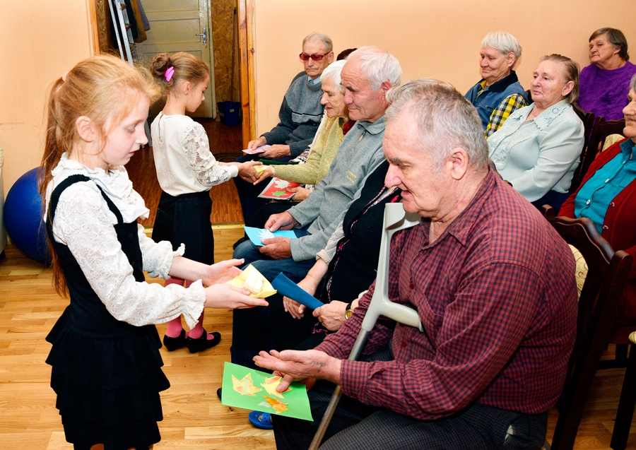 Skolēni dāvāja pansionāta iemītniekiem krāsainas kartītes un tortes gabaliņus.
Autors: Ivars Bogdanovs