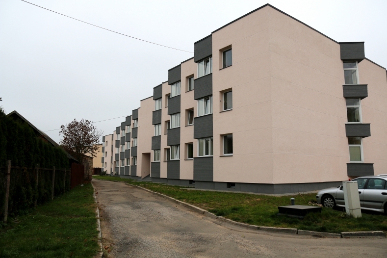 Iecavā ir renovētas vairākas daudzdzīvokļu mājas. Attēlā – ēka Dārza ielā 4.
Autors: iecava.lv