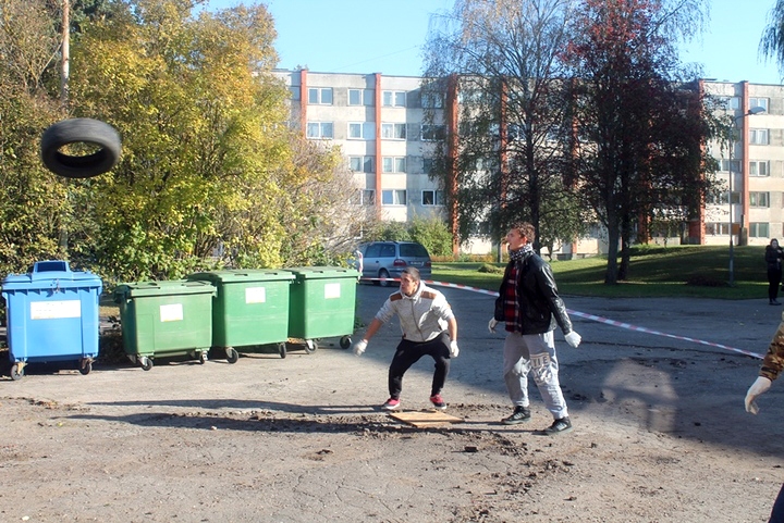 Saulaines skolas audzēkņi izpilda automehāniķu konkursa uzdevumus.
Autors: no skolas albuma