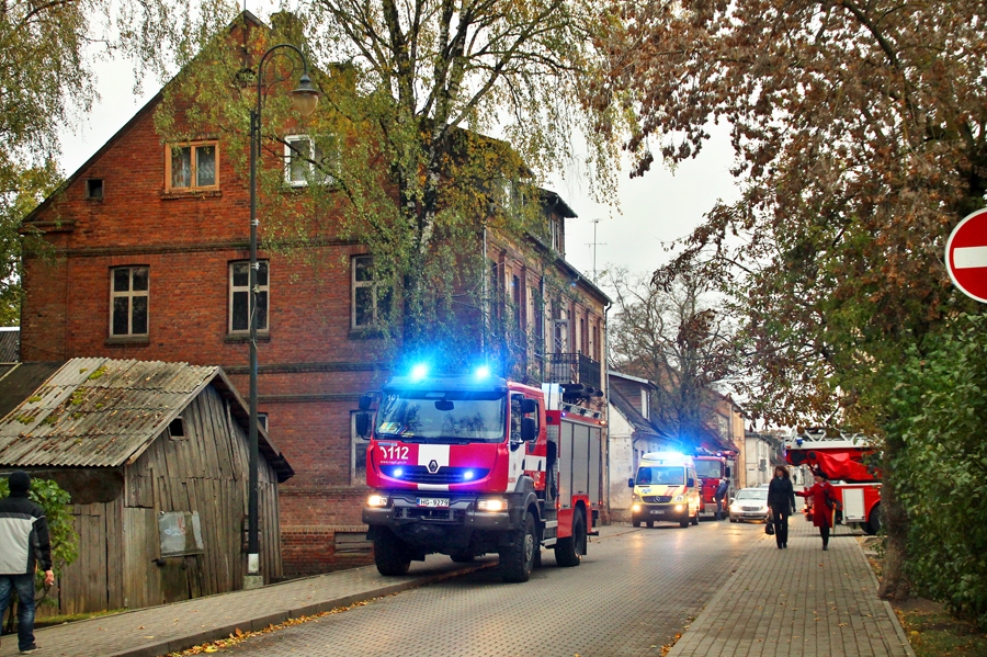 Valsts ugunsdzēsības un glābšanas dienesta Bauskas daļas glābēji ieradušies uz izsaukumu Plūdoņa ielā Bauskā.
Autors: Uldis Varnevičs