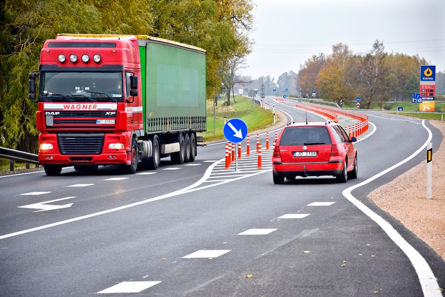 Drošības saliņas maģistrāles A7 posmā no Bauskas līdz Grenctālei aprīkotas ar sarkanbaltiem atstarojošajiem signālstabiņiem, līdzīgi kā tas sen iekārtots uz šī ceļa Lietuvas teritorijā.
Autors: Ivars Bogdanovs