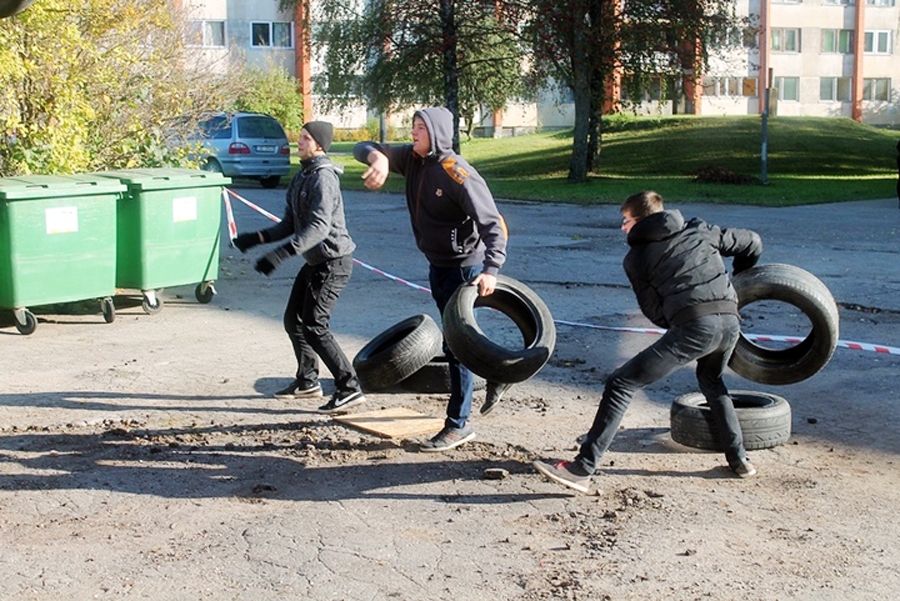Audzēkņi izpilda automehāniķu konkursa uzdevumus – sacenšas riepu mešanā.
Autors: no skolas albuma.