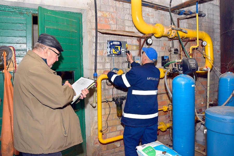 «Latvijas Gāzes» darbinieki Žanis Kvedars (no labās) un Andrejs Eriņš veic mērījumus Pilsrundāles katlumājā.
Autors: Ivars Bogdanovs