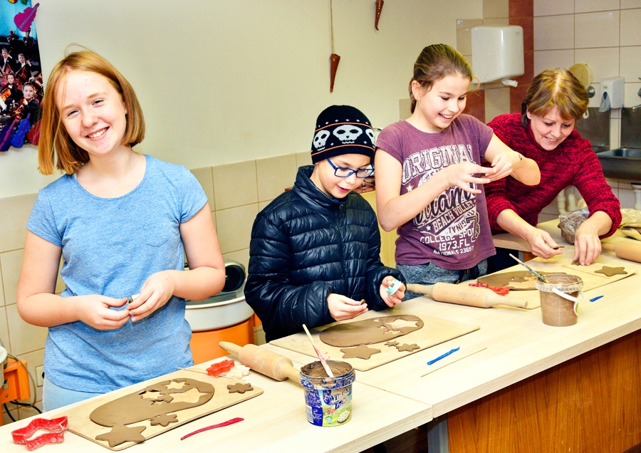 Laimas Oborunes (no labās) keramikas darbnīcā. Praktiskā uzdevuma paveikšana māla figūriņas izveidei prasīja laiku.
Autors: Ivars Bogdanovs