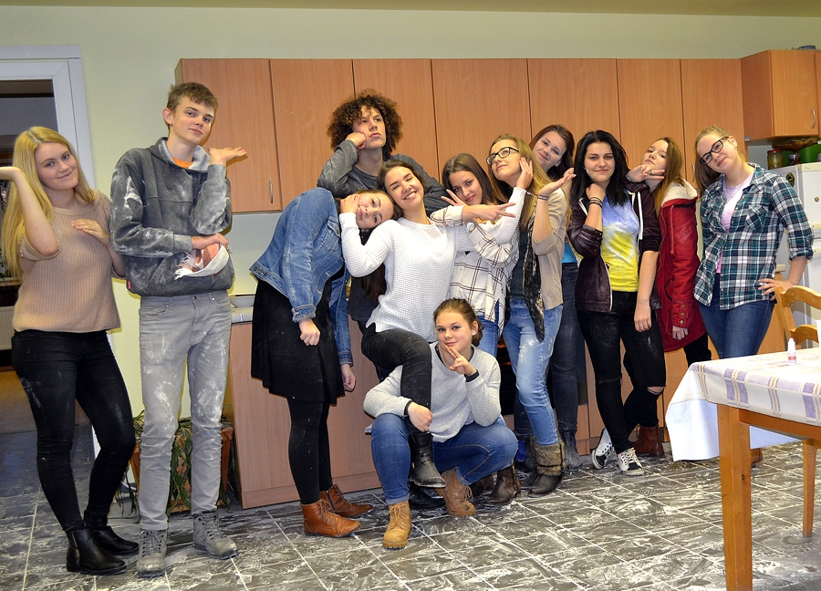 «Inicio» jaunieši vienā no viņu rīkotajiem tradicionālajiem piparkūku cepšanas sarīkojumiem. 
Autors: no biedrības «Inicio» albuma