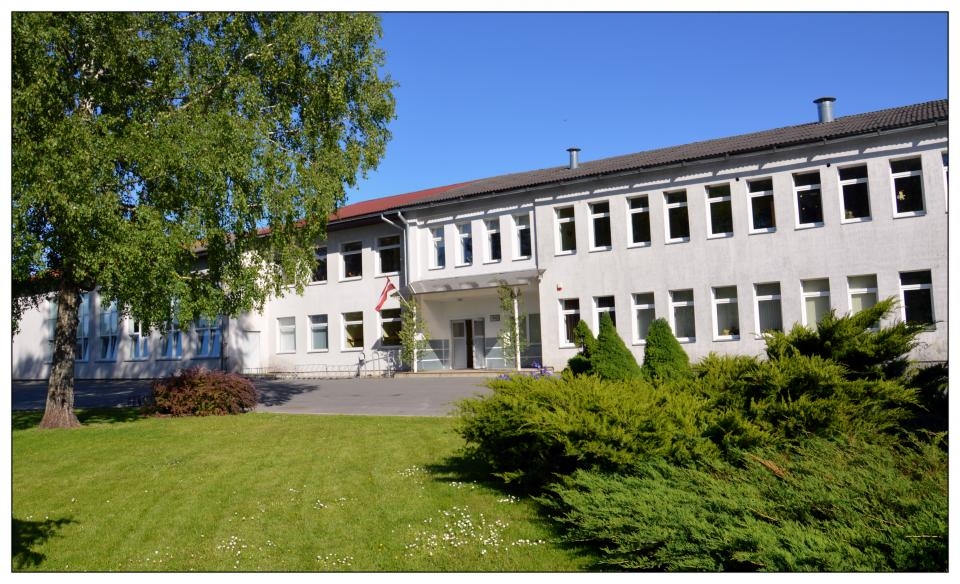 Skolēnu brīvlaikā turpinās gatavošanās Iecavas vidusskolas 140 gadu jubilejai, kuru svinēs novembra beigās.
Autors: no «Bauskas Dzīves» arhīva