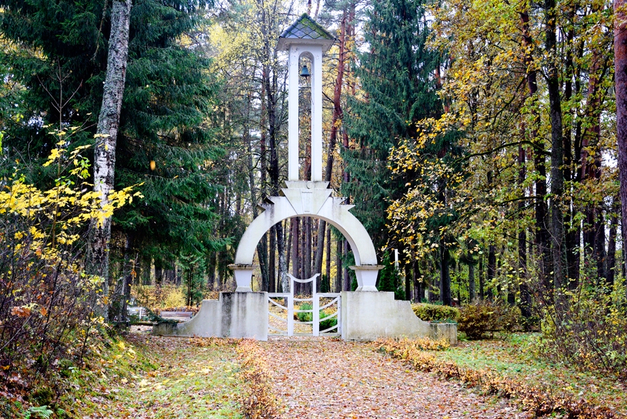 Vārti uz mūžības mājām Bauskas novada Ceraukstes pagasta Plūdoņa kapos. 2010. gadā tie atjaunoti, saņemot finansiālu atbalstu «Hipotēku bankas» projektu konkursā «Mēs paši». 
Autors: Ivars Bogdanovs
