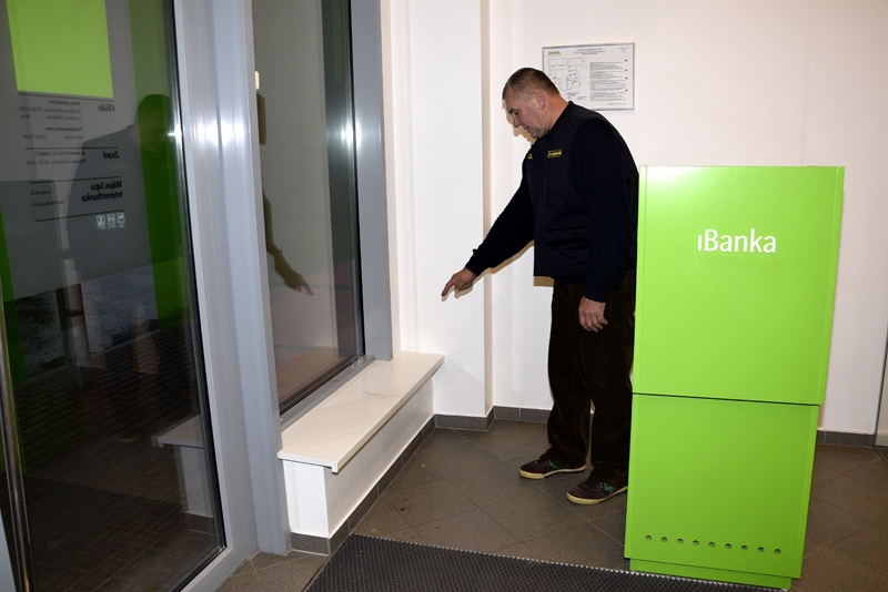 Apsardzes firmas «Arbo» vadītājs Bogdans Kohanovskis rāda vietu, kur vestibilā uz palodzes bija novietota soma.
Autors: Ivars Bogdanovs