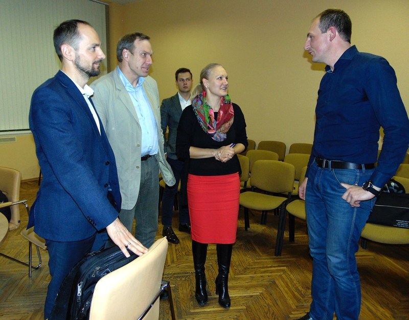 Satiksmes ministrijas projektu vadītājs Kaspars Vingris (no kreisās), Vides pārraudzības valsts biroja direktors Arnolds Lukšēvics un biroja ietekmes uz vidi novērtējumu daļas vadītāja Iveta Jēgere sarunā ar firmas «Aecom» pārstāvi Mikolasu Dumbravu.
Autors: Vilnis Auzāns