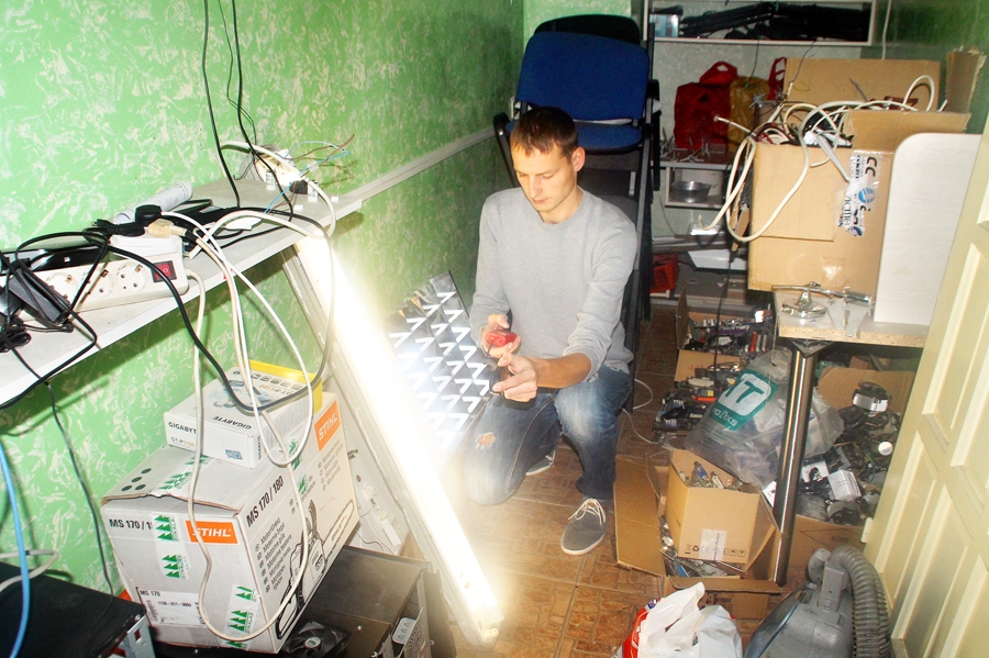 Ēriks Gruziņš ar luksu nolasīšanas ierīci pārbauda gaismas diožu un luminiscences lampu spilgtumu. 
Autors: Uldis Varnevičs