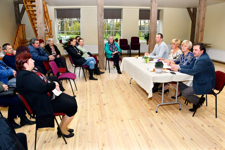 Uz tikšanos ar Vecumnieku novada vadību Bārbelē bija ieradušies vien nedaudz iedzīvotāju.
Autors: Ivars Bogdanovs