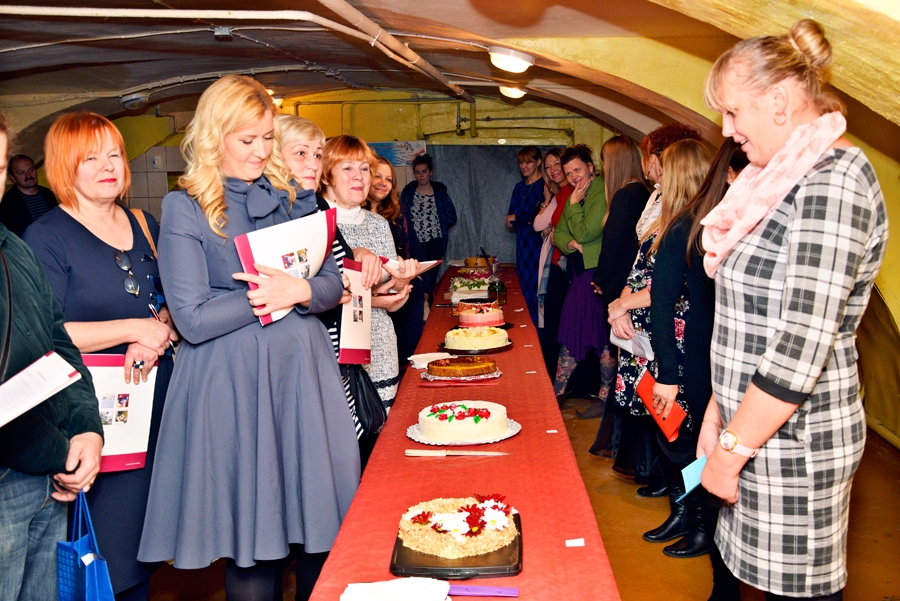 Kūku konkurss Leģendu naktī Svitenes pilī raisīja lielāko interesi. Saimnieču veikumu vērtēja Zemgales meistarīgākās kūku cepējas Ilzes Kupčas (priekšplānā no kreisās) vadītā žūrija. Par savu torti žūrijai stāsta Līga Helviga (no labās), viņas kūka izpelnījās skatītāju simpātijas. 
Autors: Ivars Bogdanovs