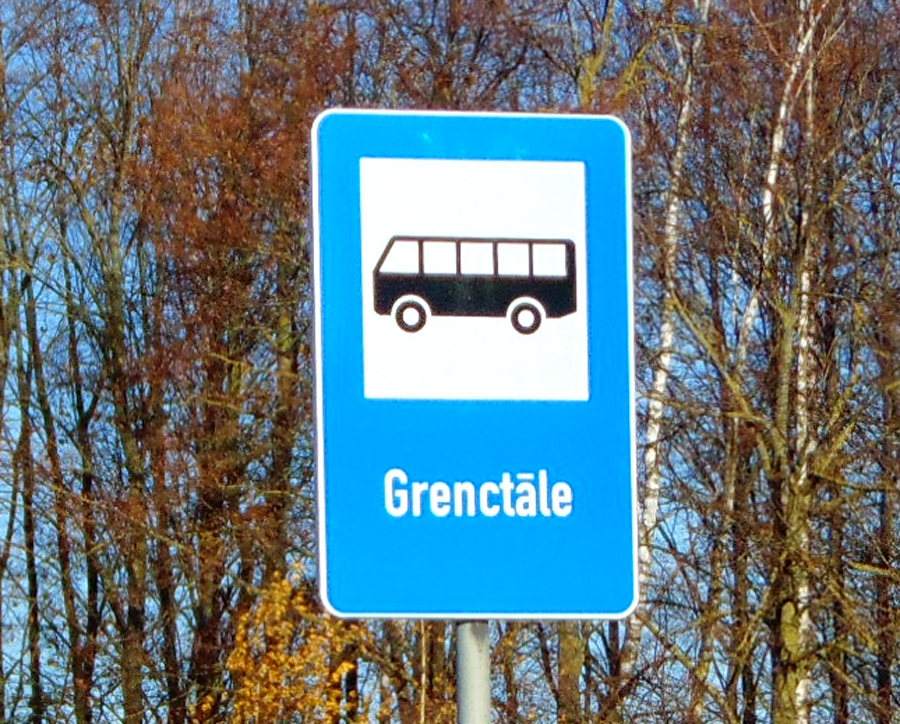 Pieturvietu pie Grenctāles kultūras nama rotāja uzraksts «Rainis». Turpmāk pasažieriem, kas šurp brauks, būs jāpērk biļete līdz pieturai «Grenctāle».
Autors: Vilnis Auzāns
