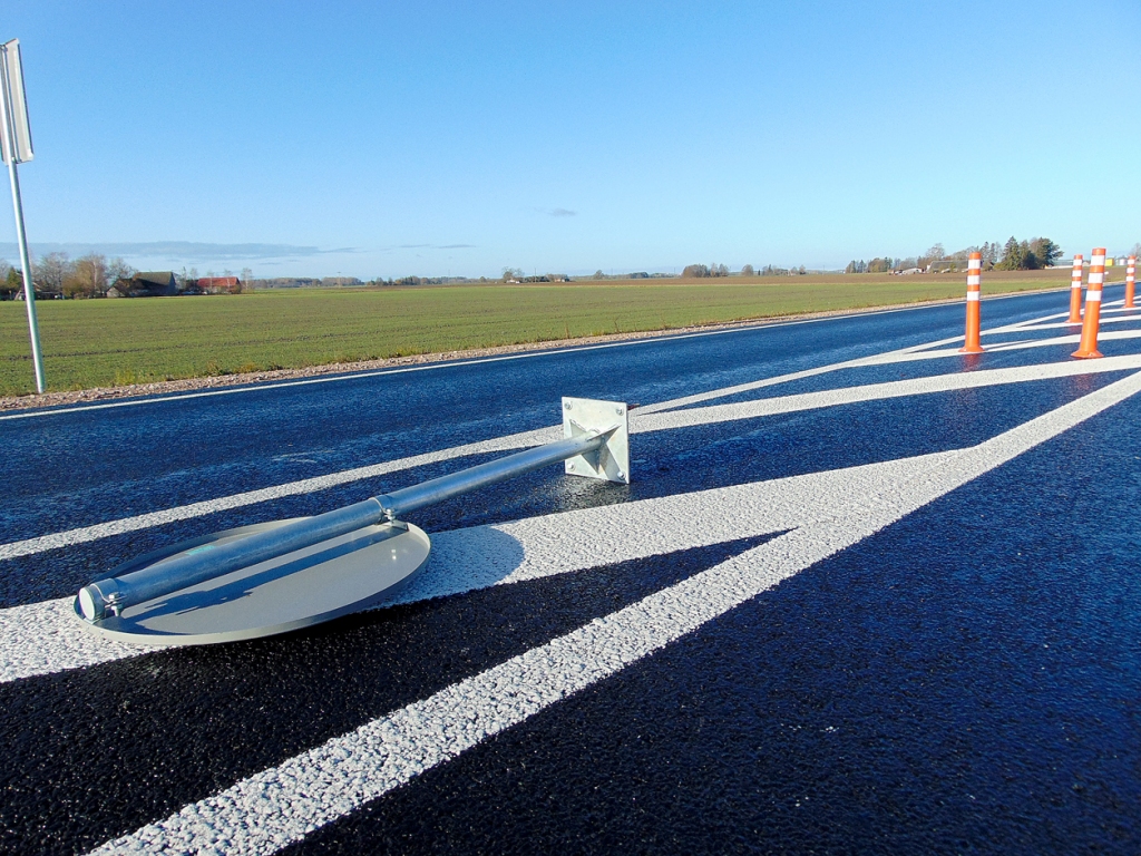 Kāda automobiļa riteņa trieciens, un ceļa zīme no asfalta izlauzta. 
Autors: Vilnis Auzāns