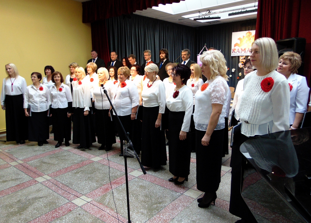 «Kamardes» koris atklāj 50 gadu jubilejas koncertu. 
Autors: Vilnis Auzāns