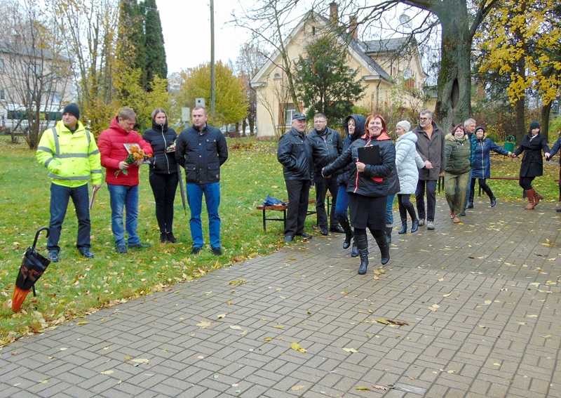 Pirms došanās gājienā pa jaunatklāto ielu svinību dalībnieki izloka kājas jautrā dejā Līgo estrādē.
Autors: Vilnis Auzāns