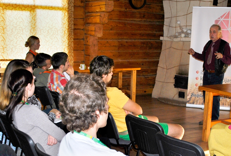 Andris Bite jaunajiem zemniekiem skaidroja siltumnīcu saimniecības vadības principus.
Autors: Antra Ērgle