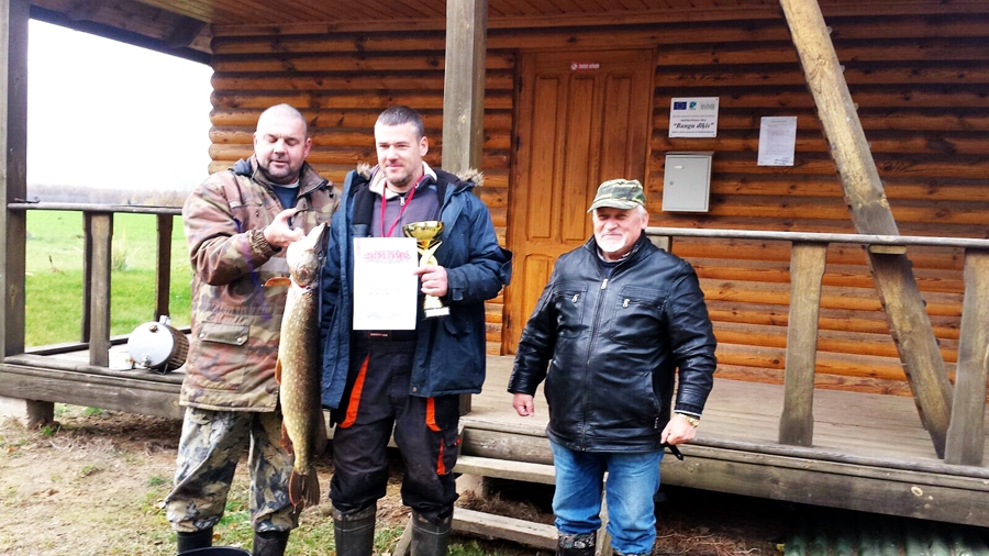 Ivars Kuziks (vidū), sacensību uzvarētājs, ar lomu – 4,9 kg smago līdaku.
Autors: Dita Čekša