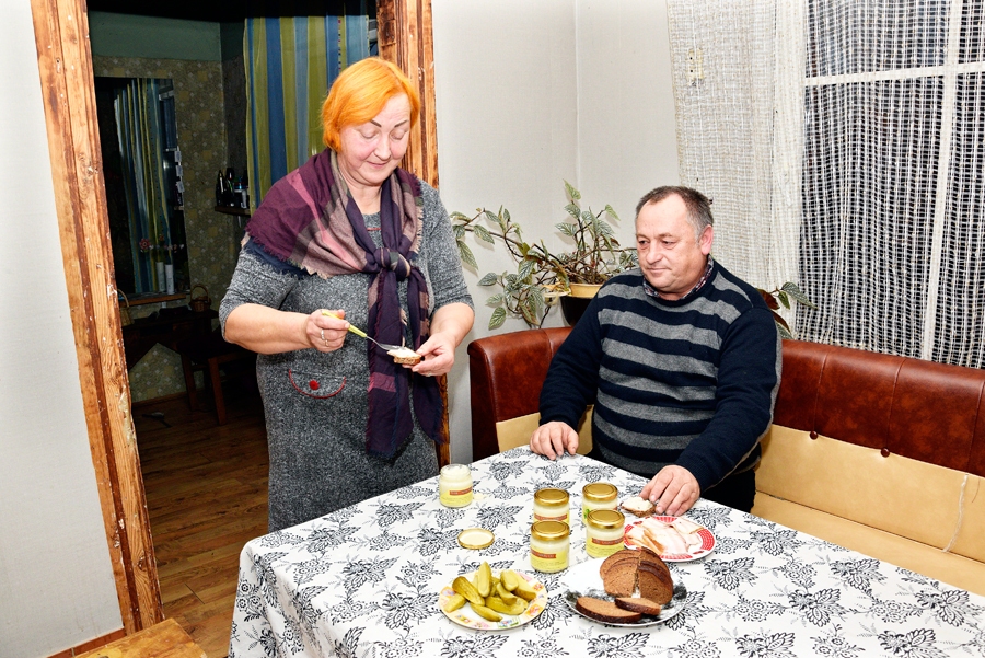 Ineta un Jānis Klāviņi iesaka: «Bioloģiskie mārrutki vislabāk garšo ar pašu kūpināto speķīti uz rupjmaizes šķēles».
Autors: Ivars Bogdanovs