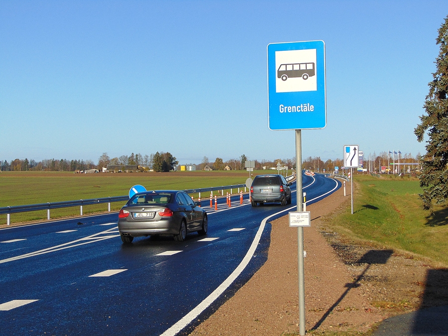 Pieturvietu pie Grenctāles kultūras nama rotāja uzraksts «Rainis». Turpmāk pasažieriem, kas šurp brauks, būs jāpērk biļete līdz pieturai «Grenctāle».
Autors: Vilnis Auzāns