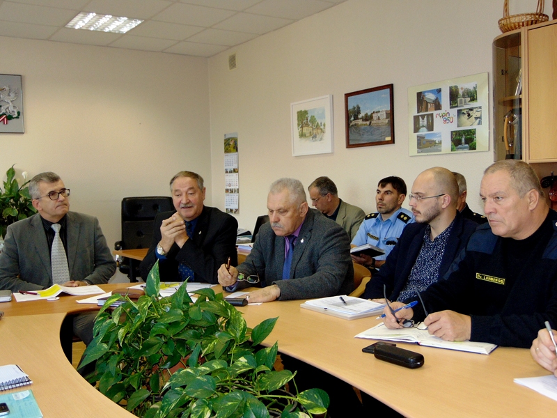 Sarīkojuma «Latviešu karavīrs laikmetu griežos» norisi darba sapulcē saskaņo Bauskas novada domes priekšsēdētājs Raitis Ābelnieks (no kreisās), viceadmirālis Gaidis Zeibots, pirmais Nacionālo bruņoto spēku komandieris īslīcietis Juris Dalbiņš, Bauskas kultūras centra direktors Jānis Dūmiņš un pašvaldības sabiedriskās kārtības nodaļas vadītājs Dzintars Lenbergs. 
Autors: Vilnis Auzāns