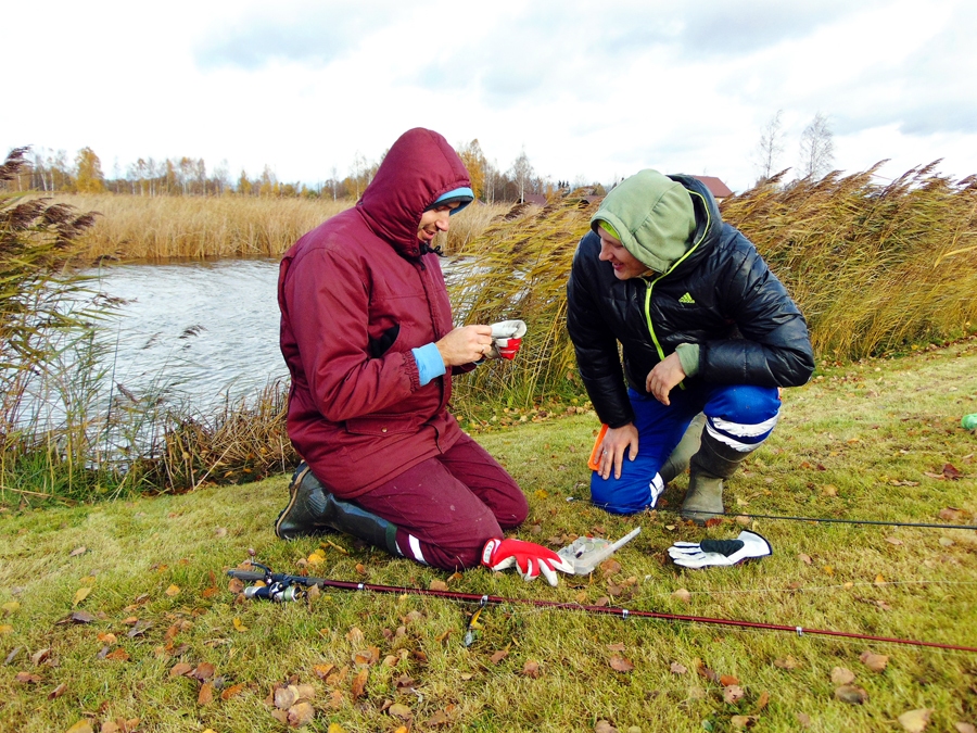 Apspriežas draugi. Makšķerēšanas noslēpumos dalās draugi skaistkalnietis Edgars Andužs (no kreisās) un Kristaps Vanags. 
Autors: Vilnis Auzāns