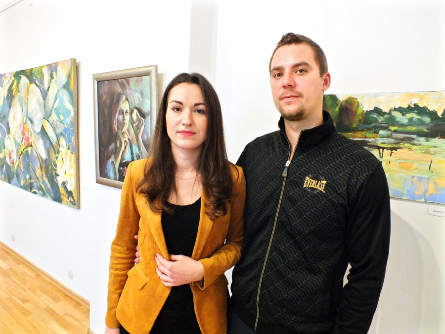 Madara Lielmane un viņas draugs Romāns uz Bausku atveda ģimenes privātkolekcijas gleznu «Irēne». 
Autors: Dina Saltupa