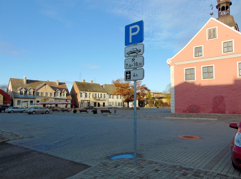 Ceļa zīme norāda, ka darbdienās no plkst. 7 līdz plkst. 18 auto novietošanas maksimālais laiks ir četras stundas. Brīvdienās un svētku dienās mašīnu novietošana ir bez ierobežojumiem.
Autors: Vilnis Auzāns