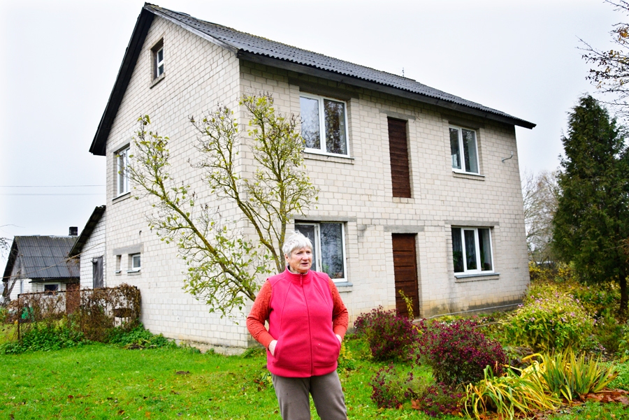 Irēna Strautiņa tic, ka laika gaitā bērniem izdosies jumtā iebūvēt logus, lai no augšas var raudzīties uz skaisto Vecsaules ainavu.
Autors: Ivars Bogdanovs