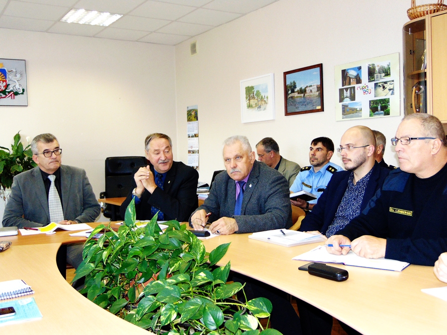 Sarīkojuma «Latviešu karavīrs laikmetu griežos» norisi darba sapulcē saskaņo Bauskas novada domes priekšsēdētājs Raitis Ābelnieks (no kreisās), viceadmirālis Gaidis Zeibots, pirmais Nacionālo bruņoto spēku komandieris īslīcietis Juris Dalbiņš, Bauskas kultūras centra direktors Jānis Dūmiņš un pašvaldības sabiedriskās kārtības nodaļas vadītājs Dzintars Lenbergs.
Autors: Vilnis Auzāns