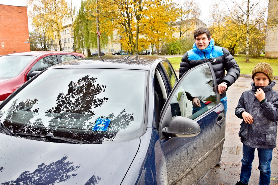 Dainis Akmentiņš atbraucis no Grenctāles, autostāvvietā pie Bauskas poliklīnikas viņš mašīnas logā ielicis pulksteni ar laika norādi. Dainis novērojis, ka dažviet Bauskā laika ierobežojuma zīmes uzliktas jau sen, bet pie poliklīnikas zīmi ievērojis nesen. Pēc pašvaldības sabiedriskās kārtības darbinieku izteiktā brīdinājuma Dainis laikrādi uzstāda regulāri vietās, kur tas tiek pieprasīts, arī Bauskā, ne tikai lielpilsētās.
Autors: Ivars Bogdanovs