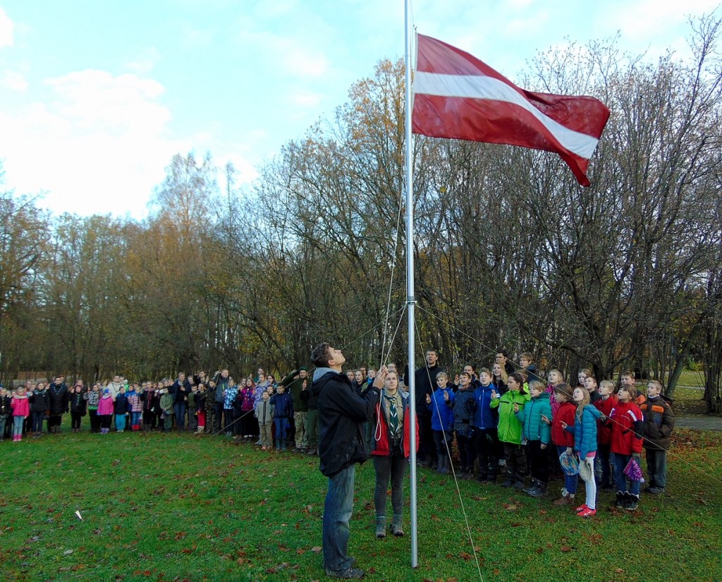 Tiek pacelts skautu un gaidu nometnes «Rudens cerība 2016» karogs. 
Autors: Vilnis Auzāns