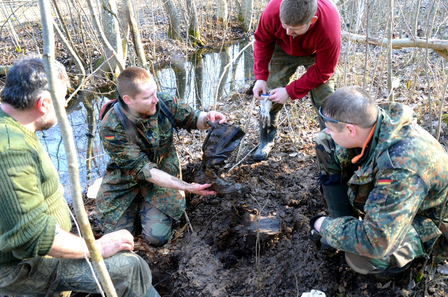 Atradumu vietā jārīkojas uzmanīgi, atsedzot zemē glabātās vērtības.
Autors: no meklētāju albuma