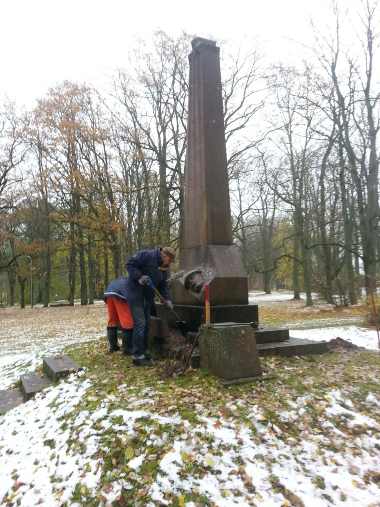Brīvības piemineklim jubilejas gadā notīrīta ilgi krājusies apauguma kārta.

Autors: No albuma.