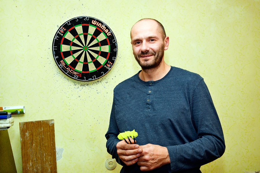 Guntars Stipins pie šautriņu mešanas treniņu mērķa. Izroboto sienu, pie kuras uztrenēti pašreizējie panākumi, drīz nosegs, veicot dzīvokļa remontu.
Autors: Ivars Bogdanovs