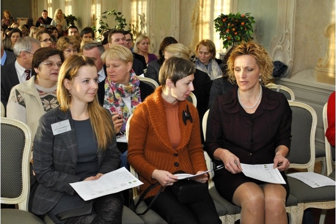 Bauskas tūrisma informācijas centra (TIC) vadītāja Inese Turkupole-Zilpure (vidū) informē, ka semināra «Mazbudžeta mārketings tūrismā – lai ko Tu domā, domā citādi!» darbā tiks izmantotas radošās domāšanas metodes un piemēri. 
Autors: No arhīva.