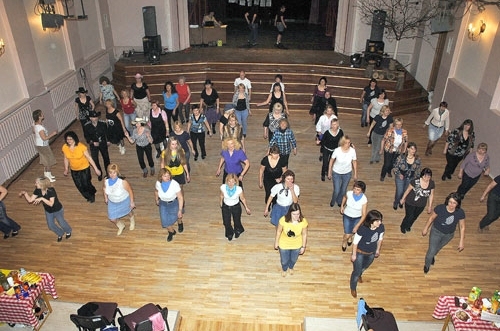 BKC šajā sezonā darbosies 20 amatiermākslas kolektīvi.  Krāšņā svētku pasākumā savu 15 gadu darba jubileju nosvinējusi līnijdeju grupa «Hot Boots». 
Autors: kulturaskarte.lv