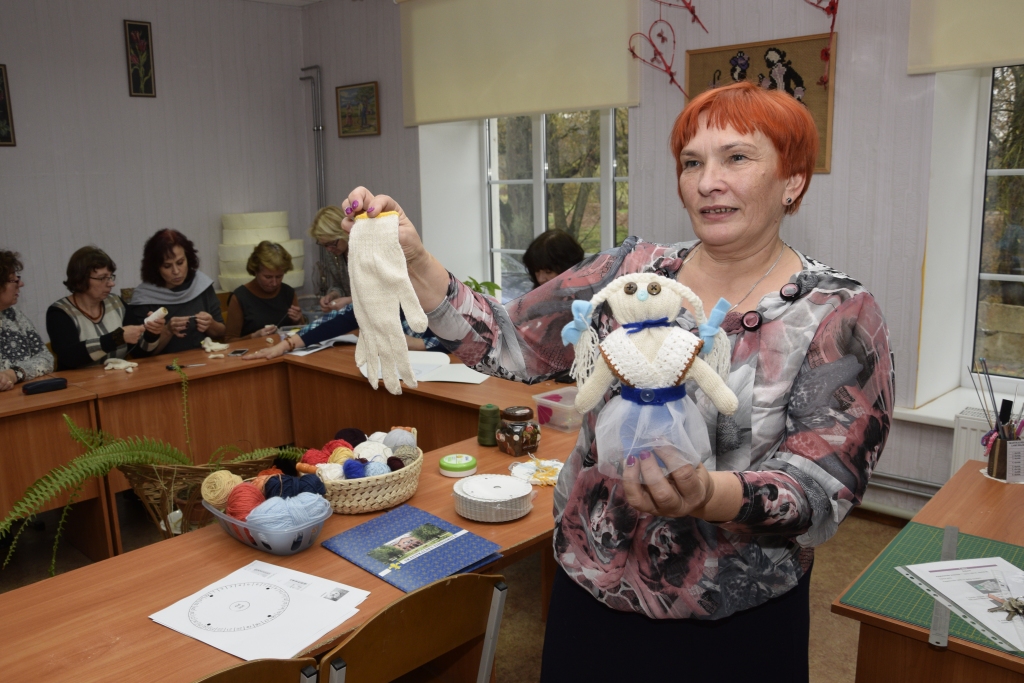  Ērika Sļipecka demonstrē lelli, ko jāmāk izgatavot ikvienai atvērtās stundas dalībniecei. 
Autors: Ivars Bogdanovs