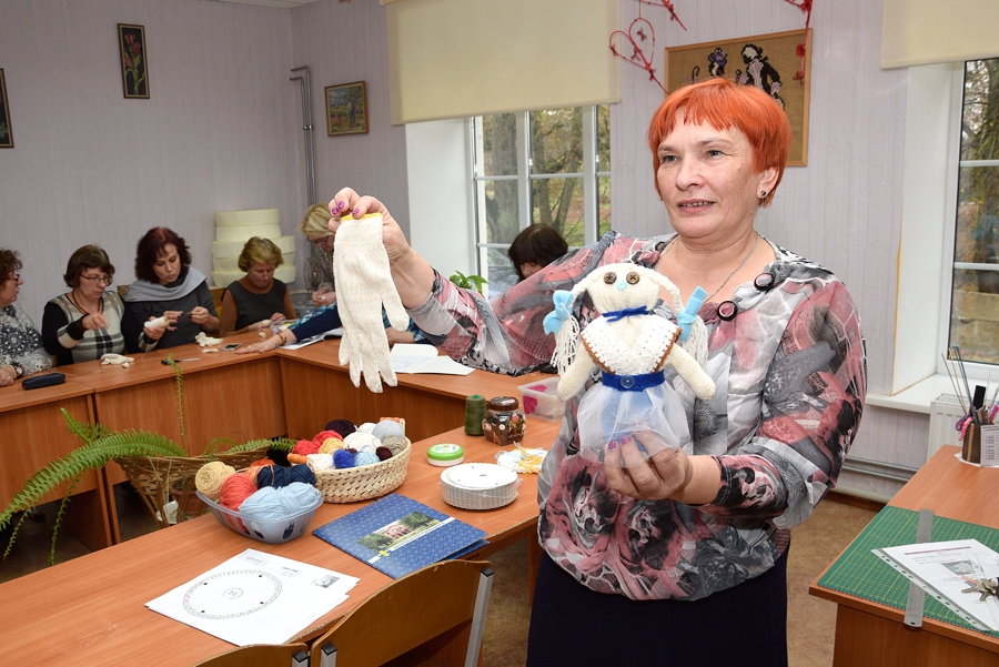 Ērika Sļipecka demonstrē lelli, ko jāmāk izgatavot ikvienai atvērtās stundas dalībniecei. 
Autors: Ivars Bogdanovs