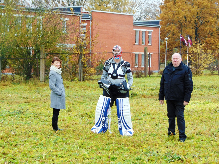 Stadiona vietu izrāda Laura Ārente (no kreisās) un Aigars Sietiņš (no labās). Savukārt Kaspars Forsts jau nepacietīgi gatavojas ziemas sezonai. Viņš ir hokeja vārtsargs. 
Autors: Artūrs Dulbe