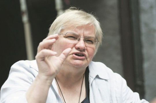 «Aizbraucēji cenšas iekļauties jaunajā vidē, tomēr, ja, būdami svešumā, iemācāmies angļu valodu, ja runājam bez akcenta, neviens tur nevar būt savējais, kamēr ir latviskie vārdi un uzvārdi. Ir jāizaug veselai paaudzei. Drīzāk otrādi, neko neuzspiežot, stāstot un pastāvot par latvisko, ir jābūt interesantiem. Aizbraucējiem un arī mums, palicējiem, sevī ir jāvairo pašlepnums par to, kas mums ir. Tā nevar būt paštīksmināšanās. Tas neko neizsaka, ja norādīsim, ka mums ir miljons tautasdziesmu. Ir jābūt piemēriem,» pārliecināti teic literatūrzinātniece Janīna Kursīte.
Autors: nra.lv