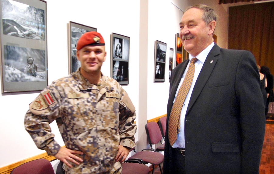 Ēriks Kukutis, fotogrāfs un karavīrs, izstādē Bauskas kultūras centrā kopā ar viceadmirāli Gaidi Zeibotu.
Autors: Vilnis Auzāns