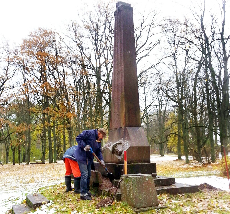 Brīvības piemineklim jubilejas gadā notīrīta ilgi krājusies apauguma kārta. 
Autors: no S. Avotas albuma