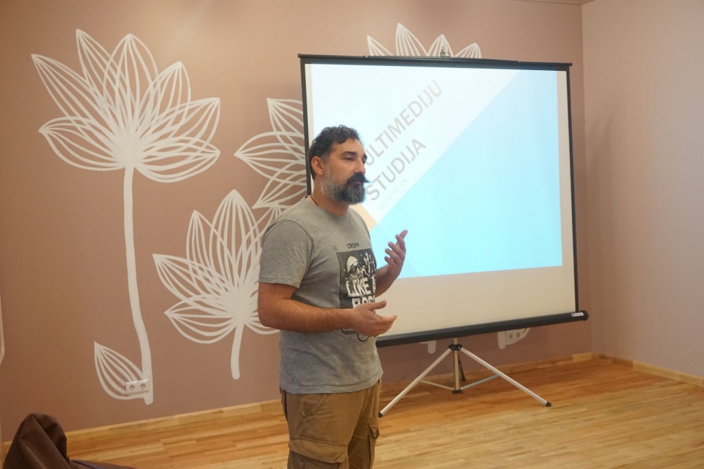 Pērn Biedrība „Vizuālās kultūras klubs” un Bauskas Bērnu un jauniešu centrs 27. un 28.novembrī multimediju studijā organizēja „Labo darbu un ideju diennakts akseleratoru”, kura 24 stundu aktivitātēs iesaistītie jaunieši pielietoja inovatīvas, kultūras izpratnē balstītas metodes, lai veidotu savus piedāvājumus jauniešu motivācijai būt aktīviem vietējās kopienas locekļiem, iedrošināt līdzdarboties sev vēlamu pārmaiņu procesu veicināšanā un rosināt izpratni par iedzīvotāju iniciatīvu iespējām un īstenošanu. Pasākuma iniciators un organizators bija Bauskas BJC darbinieks Dmitrijs Ščegoļevs.
Autors: No arhīva.